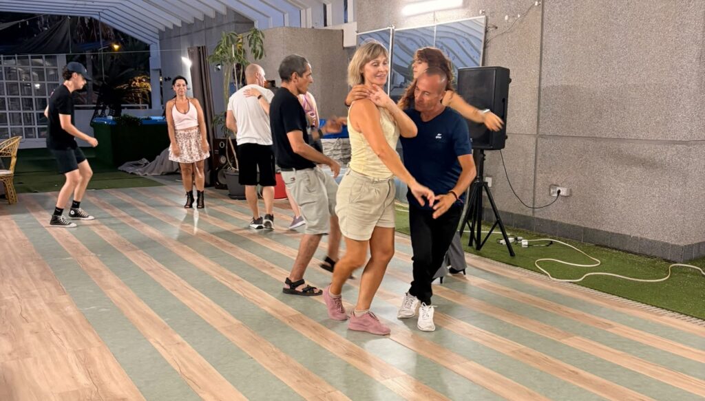 Alumnos en una clase de salsa cubana en Puerto Colón, Tenerife