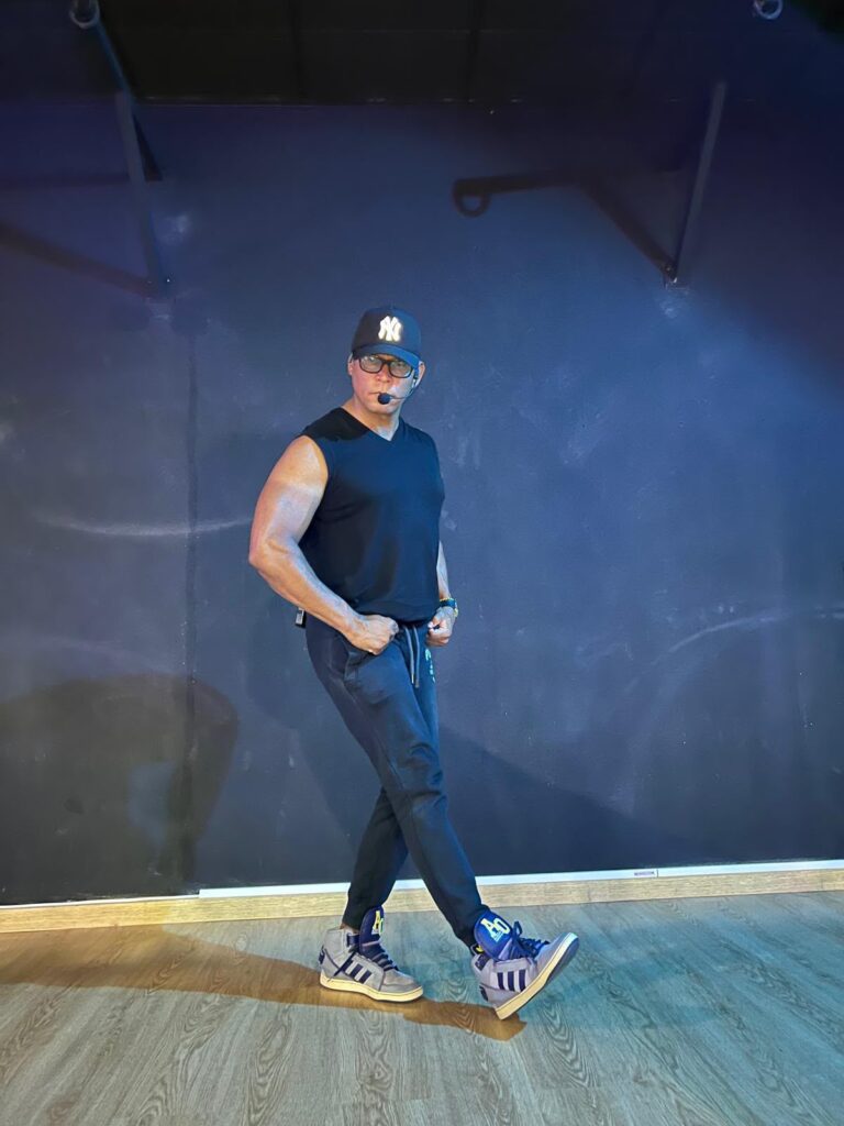 Alumnos bailando salsa cubana con Ricky en Tenerife