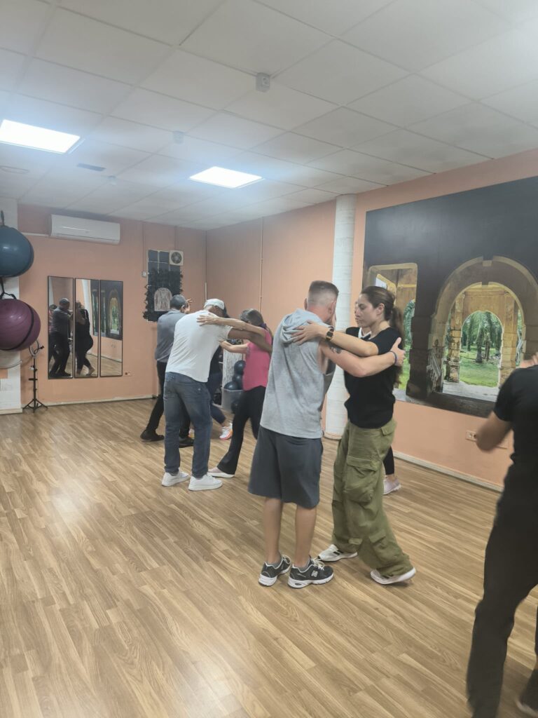 Alumnos practicando salsa cubana en pareja en Tenerife